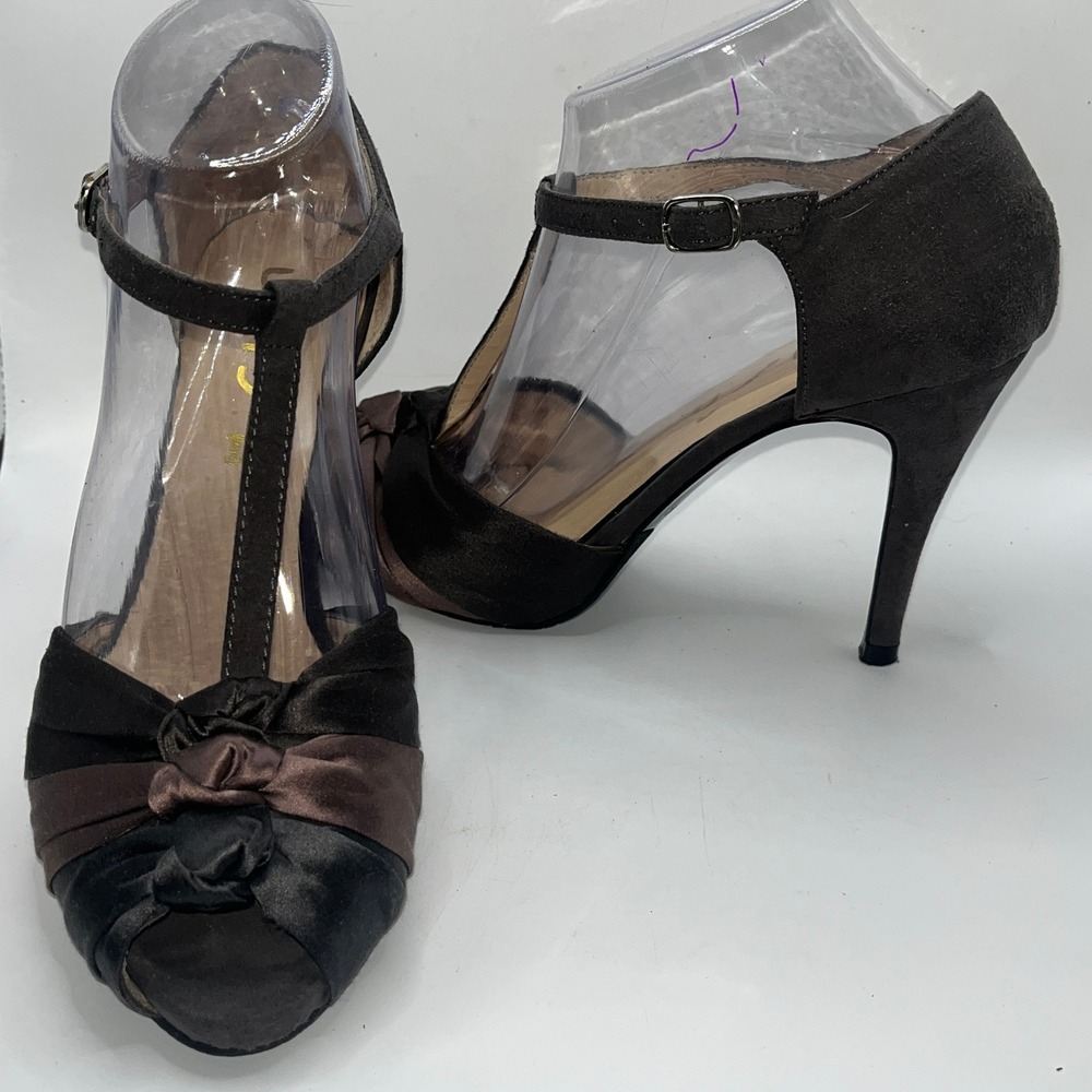 Unisa Womens 7.5M T-Strap Peep Toe Satin Bow Suede Heels Vintage Glam Evening